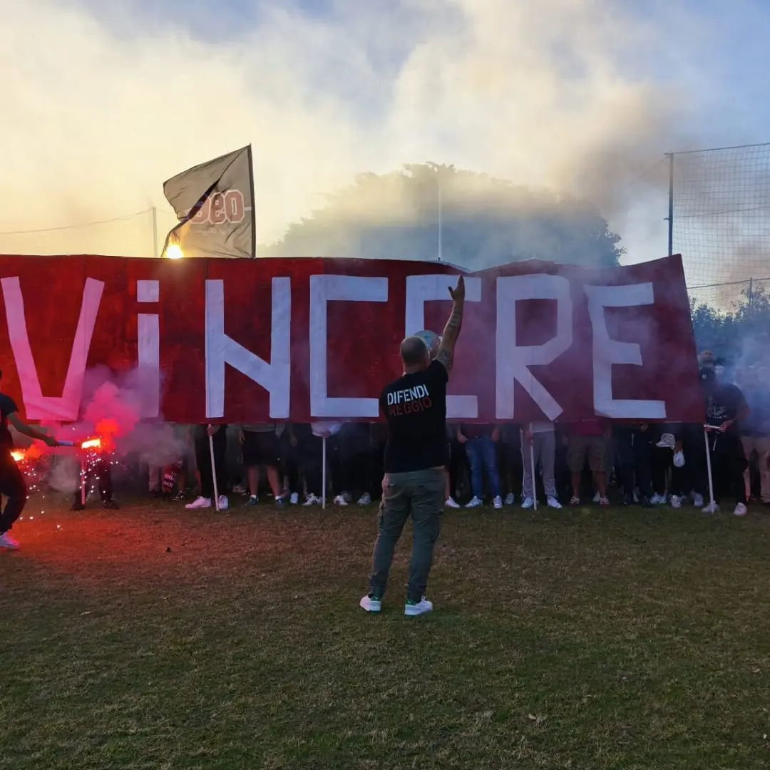 CALORE&COLORE | «Costi quel che costi, dobbiamo vincere»: la Curva Sud carica la Reggina prima del derby con il Messina - FOTO