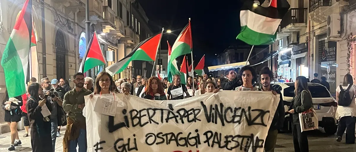 A Reggio la marcia silenziosa: «Adesso la Palestina sia libera di rinascere (dalle macerie) e sia uno Stato» - FOTO e VIDEO