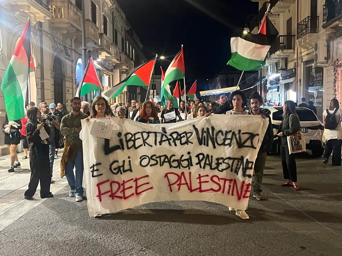 A Reggio la marcia silenziosa: «Adesso la Palestina sia libera di rinascere (dalle macerie) e sia uno Stato» - FOTO e VIDEO