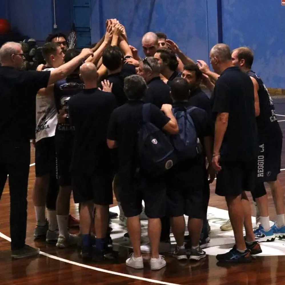 Dierre basket Reggio vola in vetta: terza vittoria consecutiva contro il Cocuzza