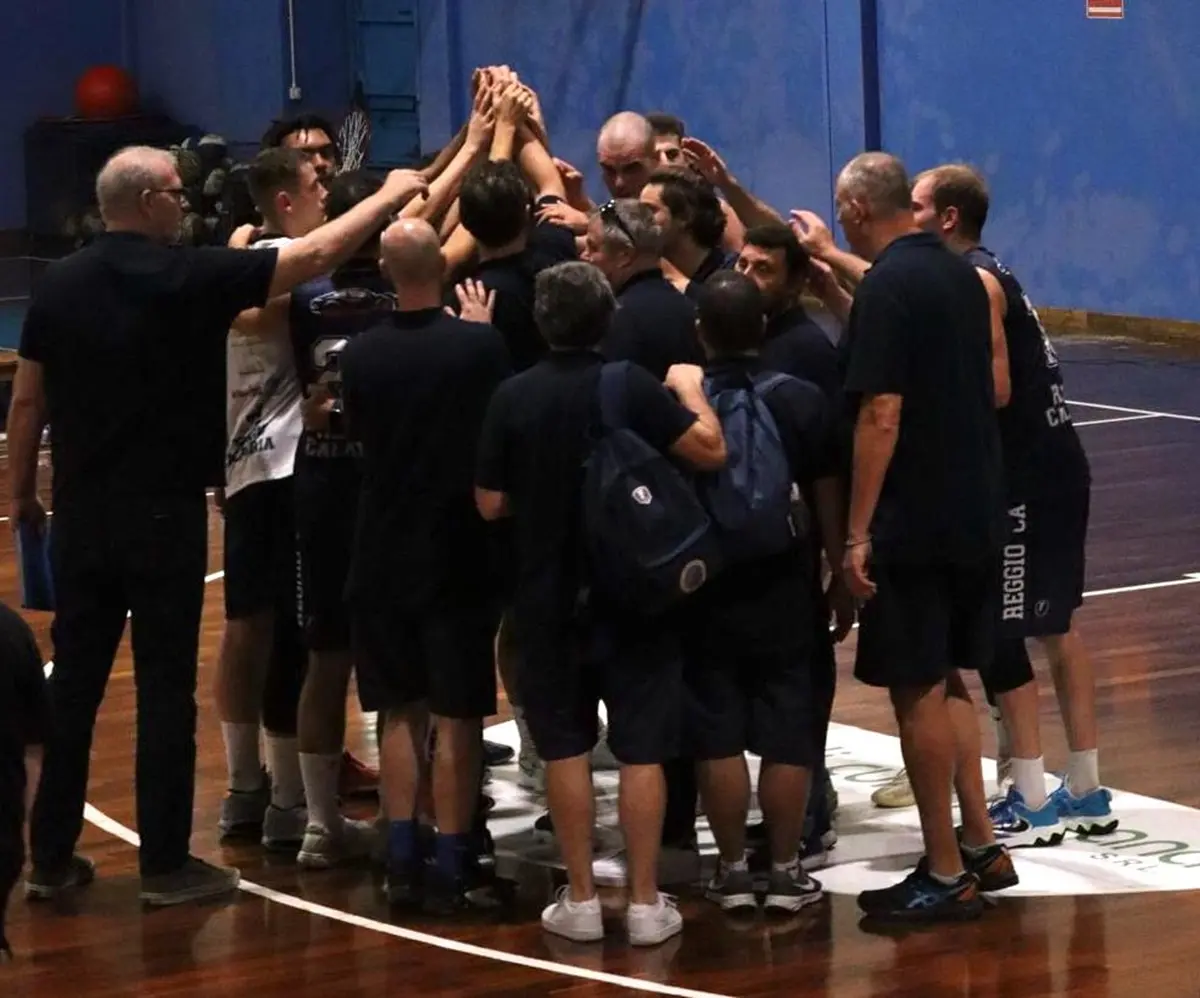 Dierre basket Reggio vola in vetta: terza vittoria consecutiva contro il Cocuzza