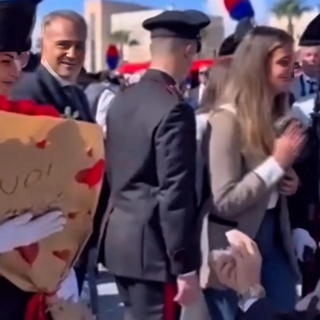 Favola in divisa: poliziotto chiede in sposa la giovane carabiniere dopo il giuramento, il video emoziona l’Italia - VIDEO