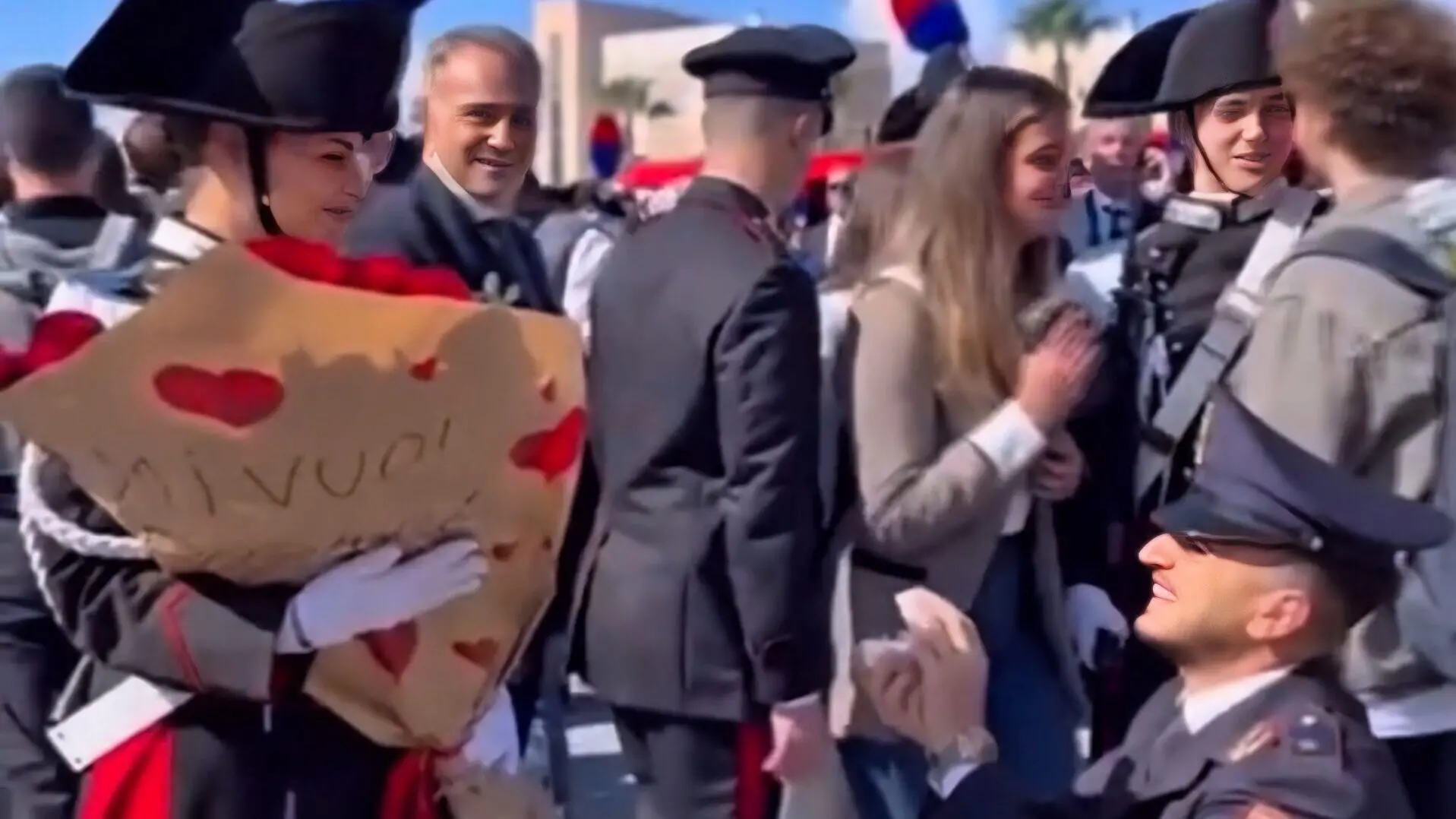 Favola in divisa: poliziotto chiede in sposa la giovane carabiniere dopo il giuramento, il video emoziona l’Italia - VIDEO