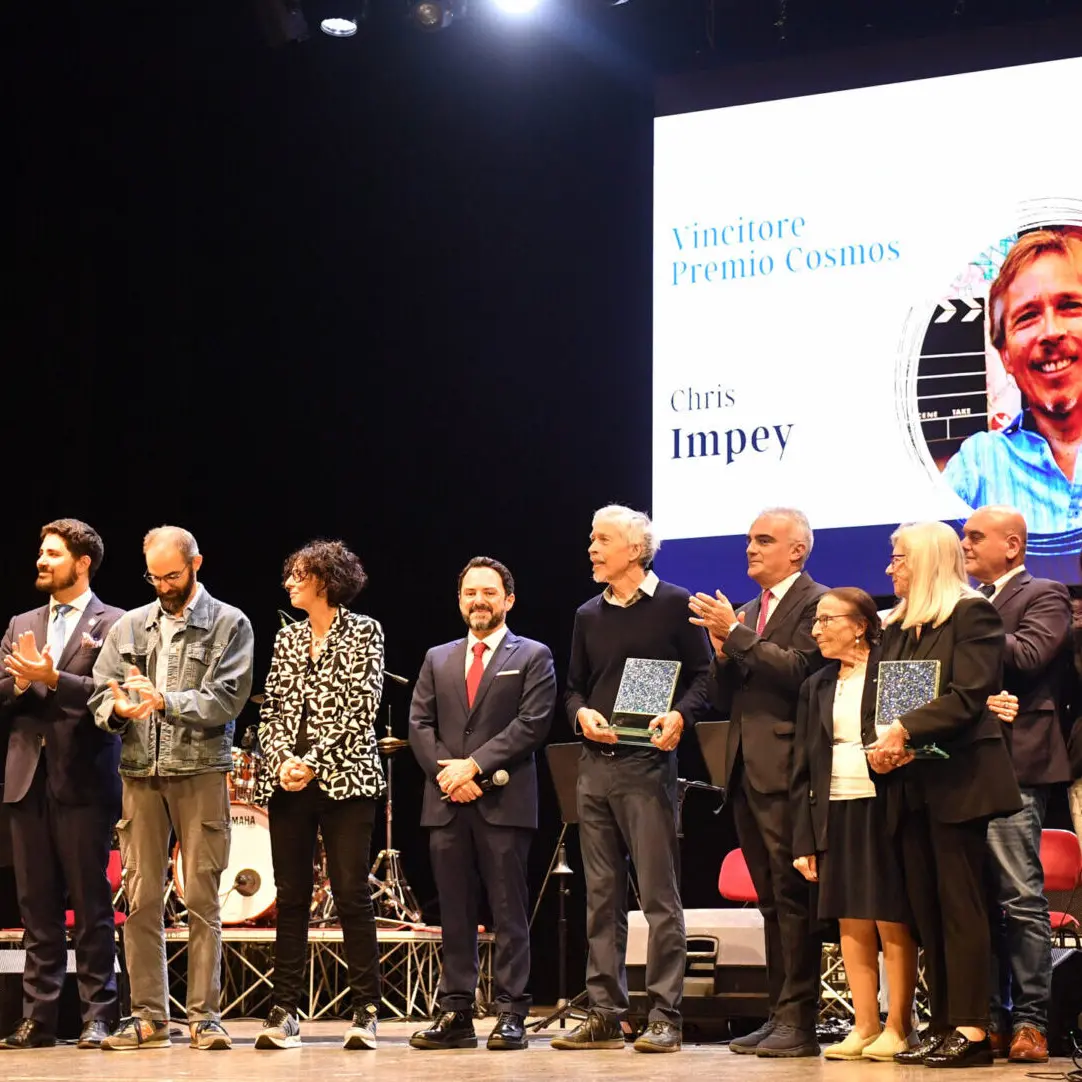 Reggio, Chris Impey e il suo “Mondo senza fine” vincono il Premio Cosmos 2025