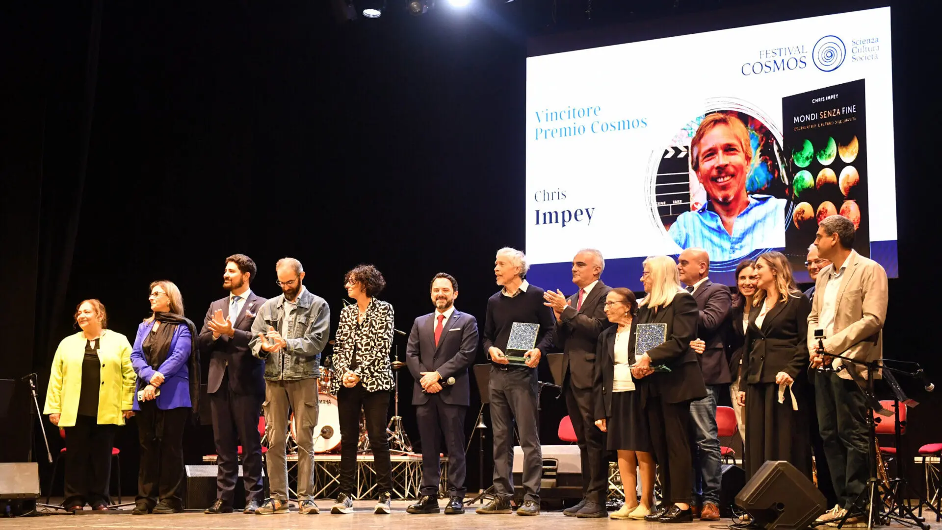 Reggio, Chris Impey e il suo “Mondo senza fine” vincono il Premio Cosmos 2025