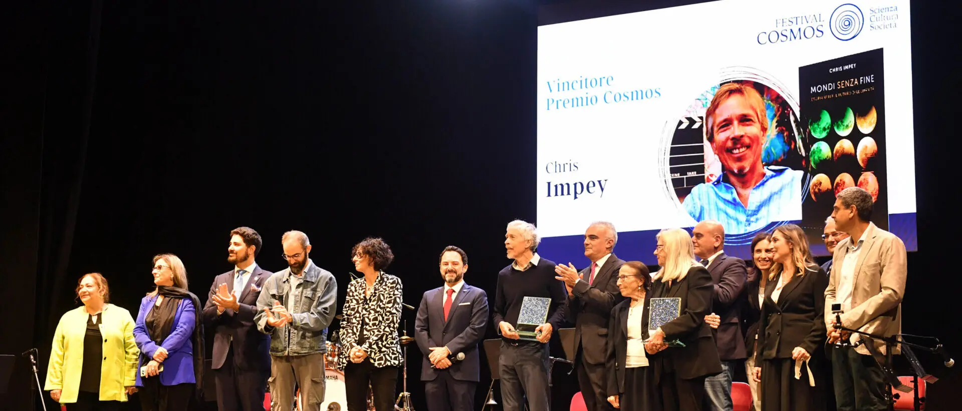 Reggio, Chris Impey e il suo “Mondo senza fine” vincono il Premio Cosmos 2025