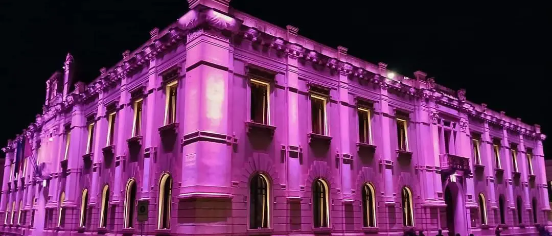 Palazzo San Giorgio si illumina di rosa per la prevenzione del tumore al seno