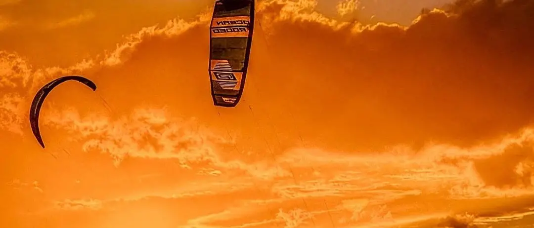 LA FOTO DEL GIORNO | Nel respiro del vento, due cuori in volo