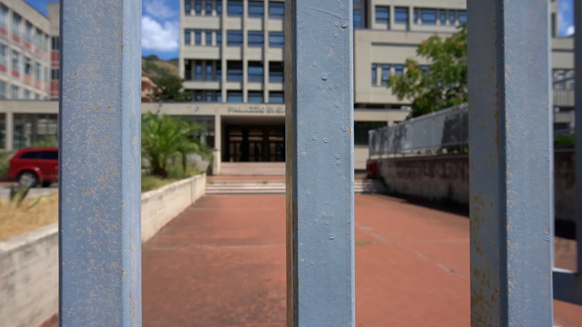 <p>L&#39;ingresso del tribunale di Paola</p>\\n
