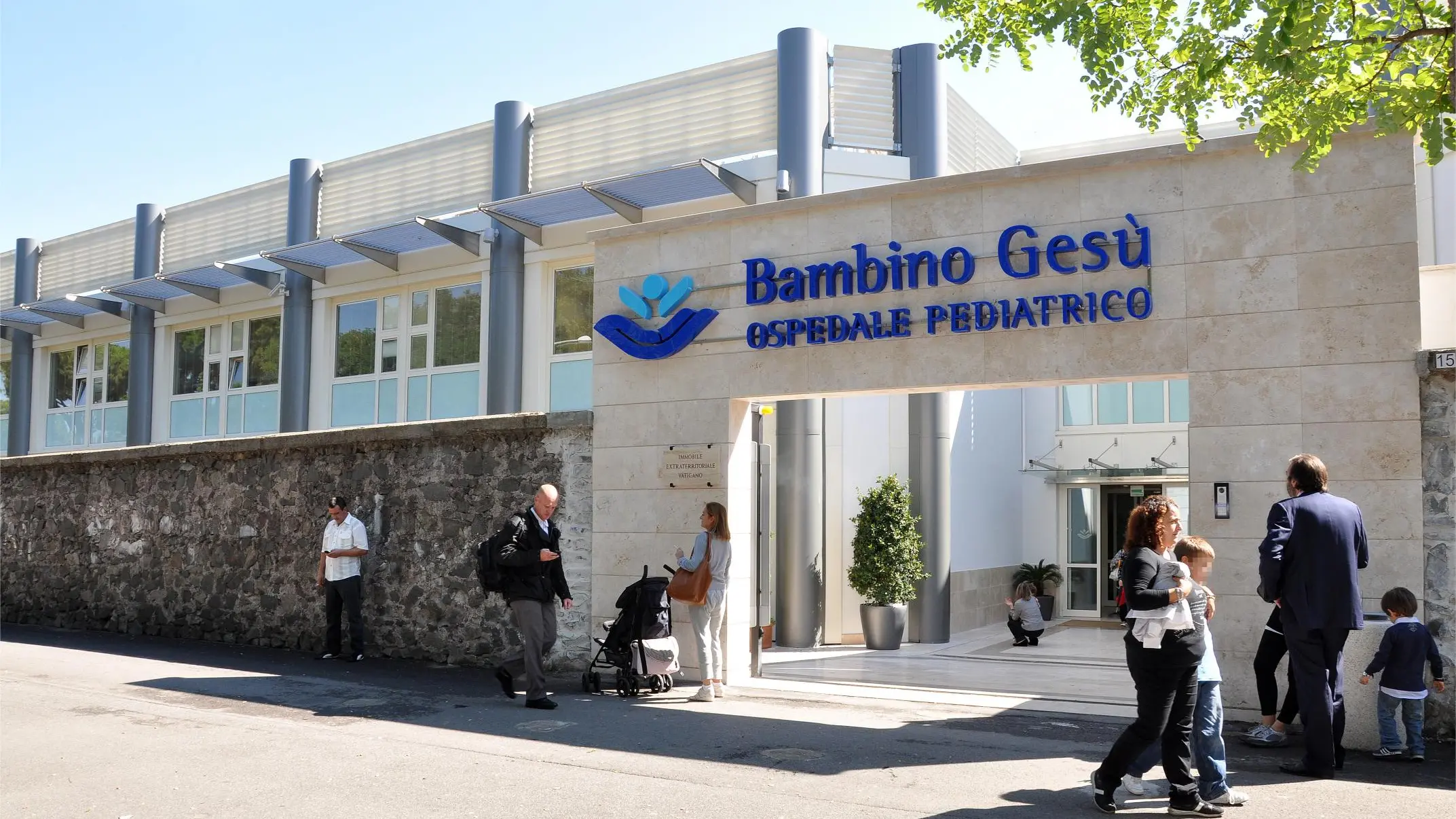 Bimbo di Rosarno morto in ospedale nel 2019, a processo per omicidio colposo 5 medici