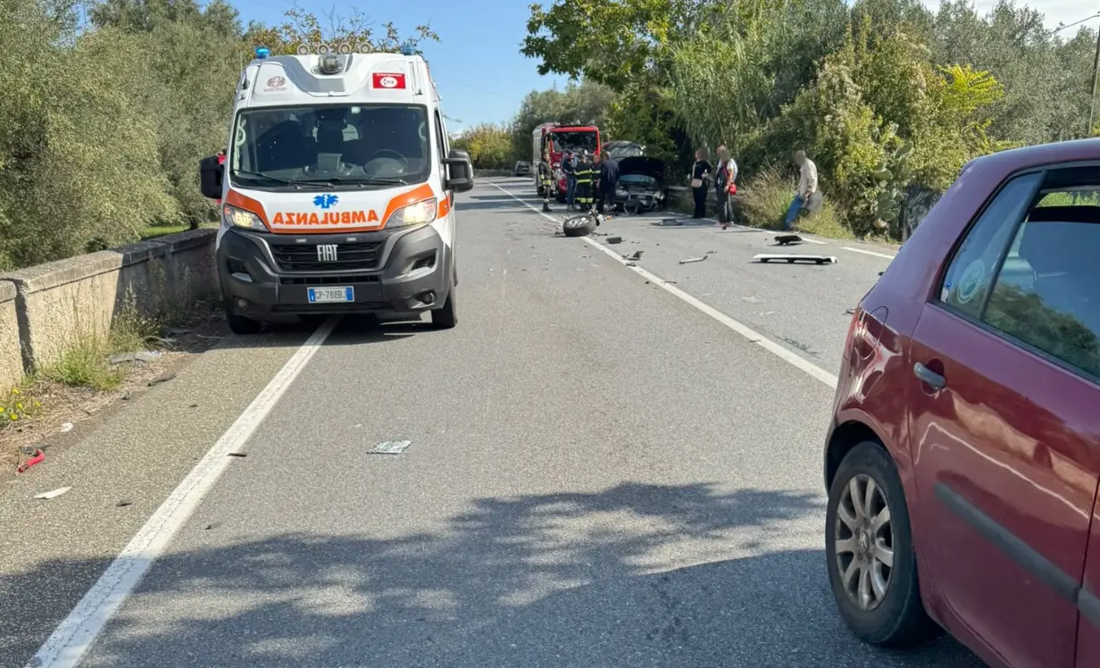 Incidente a San Calogero, ferita una donna nello scontro tra un’auto e un camper\n