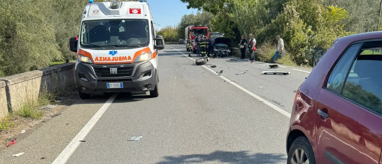 Incidente a San Calogero, ferita una donna nello scontro tra un’auto e un camper\n