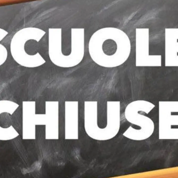 Scuole chiuse in Calabria per l’allerta meteo arancione: piogge intense e rischio nubifragi | ELENCO\n