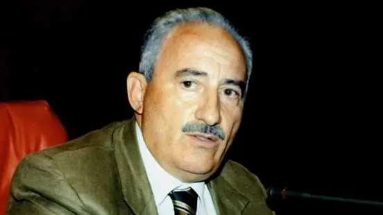 20060321 - REGGIO CALABRIA - CRO - FORTUGNO: ARRESTI; OMICIDIO IN AMBITO GUERRA MAFIA LOCRI ll vice presidente Francesco Fortugno in una seduta del Consiglio regionale della Calabria in un\\'immagine d\\'archivio. L\\' omicidio Fortugno e\\' maturato nella guerra di mafia tra i Cordi\\' ed i Cataldo per la supremazia nel \\'locale\\' di Locri. Tra i catturati c\\'e\\' Vincenzo Cordi\\', di 49 anni, capo dell\\' omonima cosca, figlio di Domenico Cordi\\', assassinato nel settembre del 1967 nella strage di piazza Mercato, a Locri, dalla quale scaturi\\' la guerra di mafia tra i Cordi\\' ed i Cataldo. Vincenzo Cordi\\' deve rispondere di associazione mafiosa. FRANCESCO CUFARI-ARCHIVIO / ANSA / DEF , ANSA 