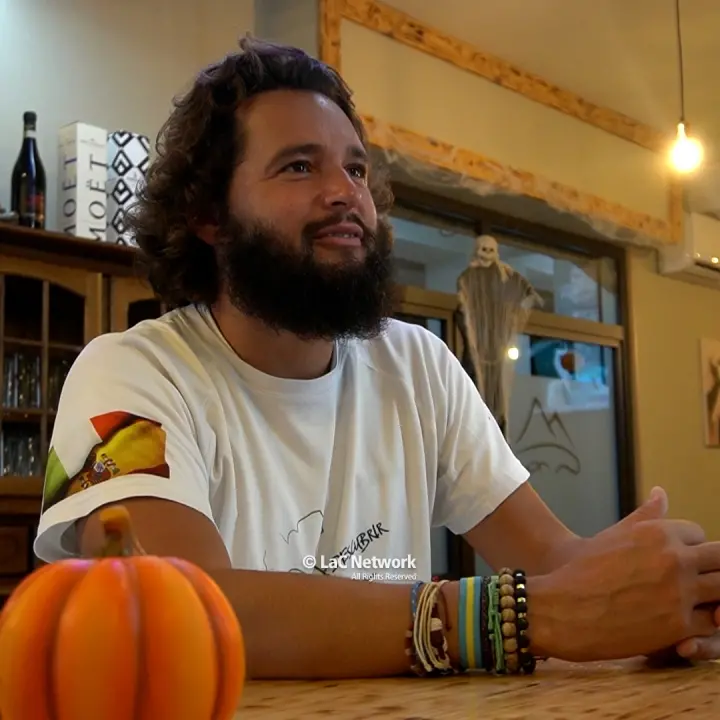«Chiedo acqua e mi offrono tutto», il viaggio di Adrian (a piedi e senza soldi) per “documentare” l'umanità fa tappa in Calabria\n