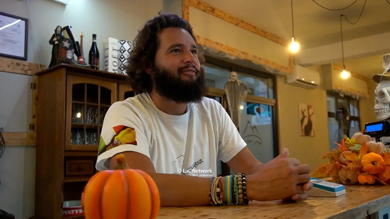 «Chiedo acqua e mi offrono tutto», il viaggio di Adrian (a piedi e senza soldi) per “documentare” l'umanità fa tappa in Calabria\n