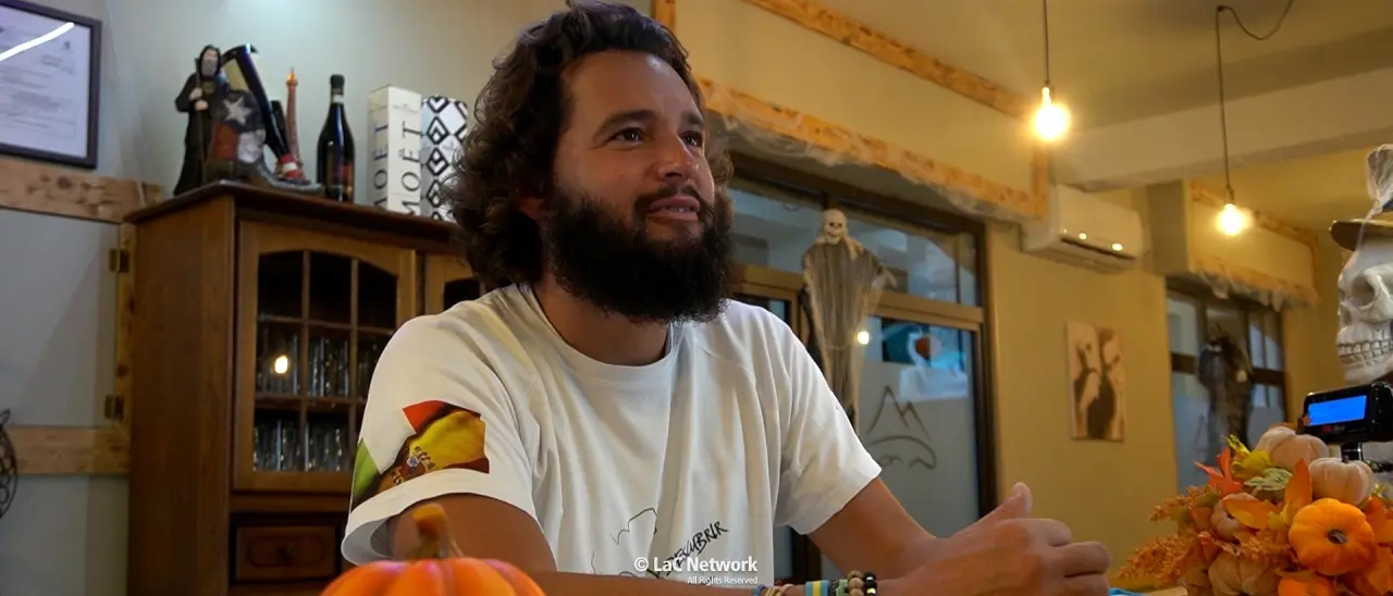 «Chiedo acqua e mi offrono tutto», il viaggio di Adrian (a piedi e senza soldi) per “documentare” l'umanità fa tappa in Calabria\n