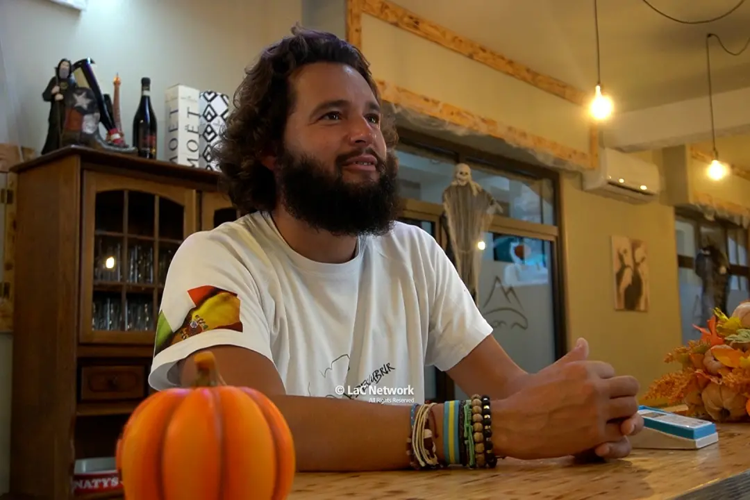 «Chiedo acqua e mi offrono tutto», il viaggio di Adrian (a piedi e senza soldi) per “documentare” l'umanità fa tappa in Calabria\n