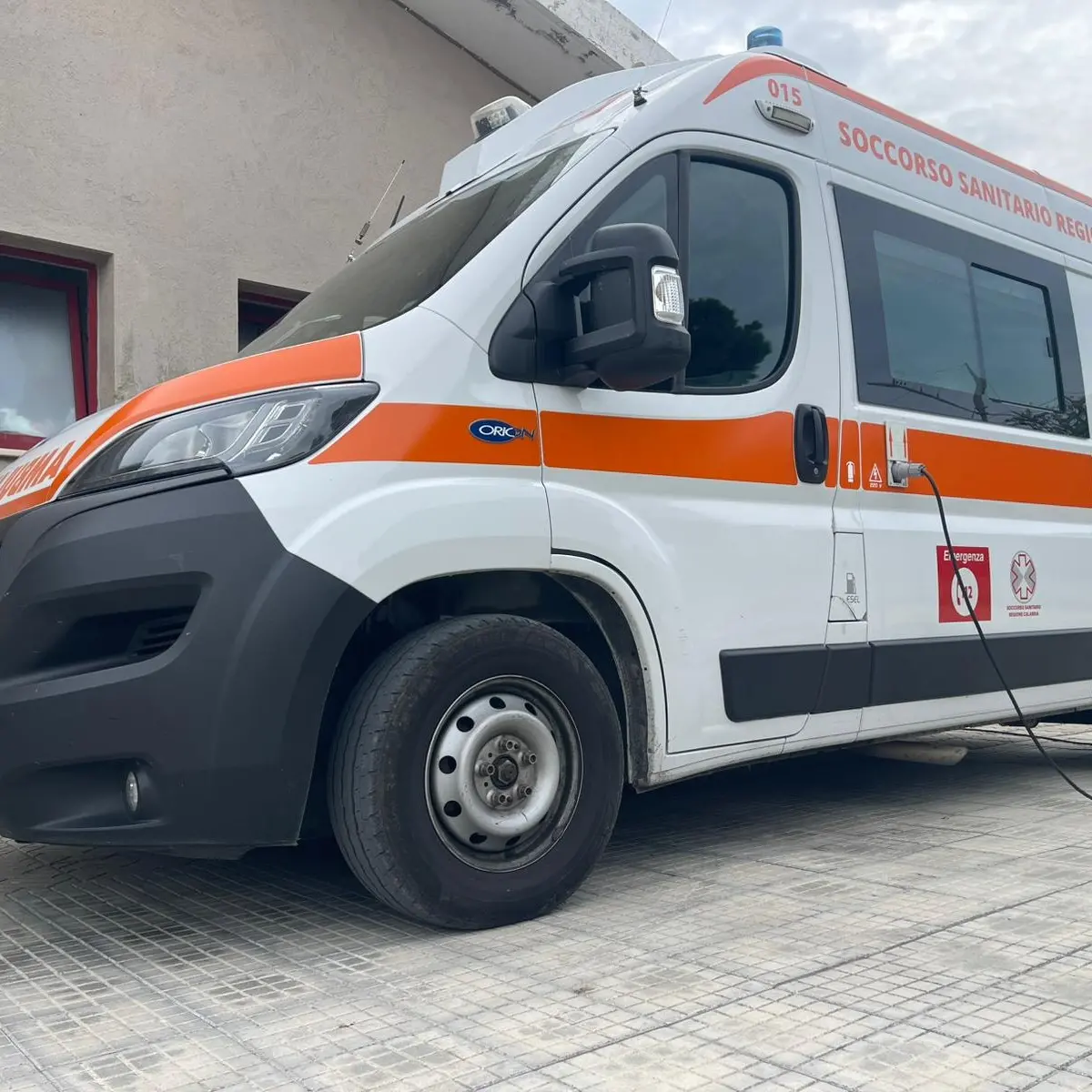 Paola, donna in shock anafilattico nel parcheggio del Santuario. Ambulanza del 118 (senza medico) le salva la vita