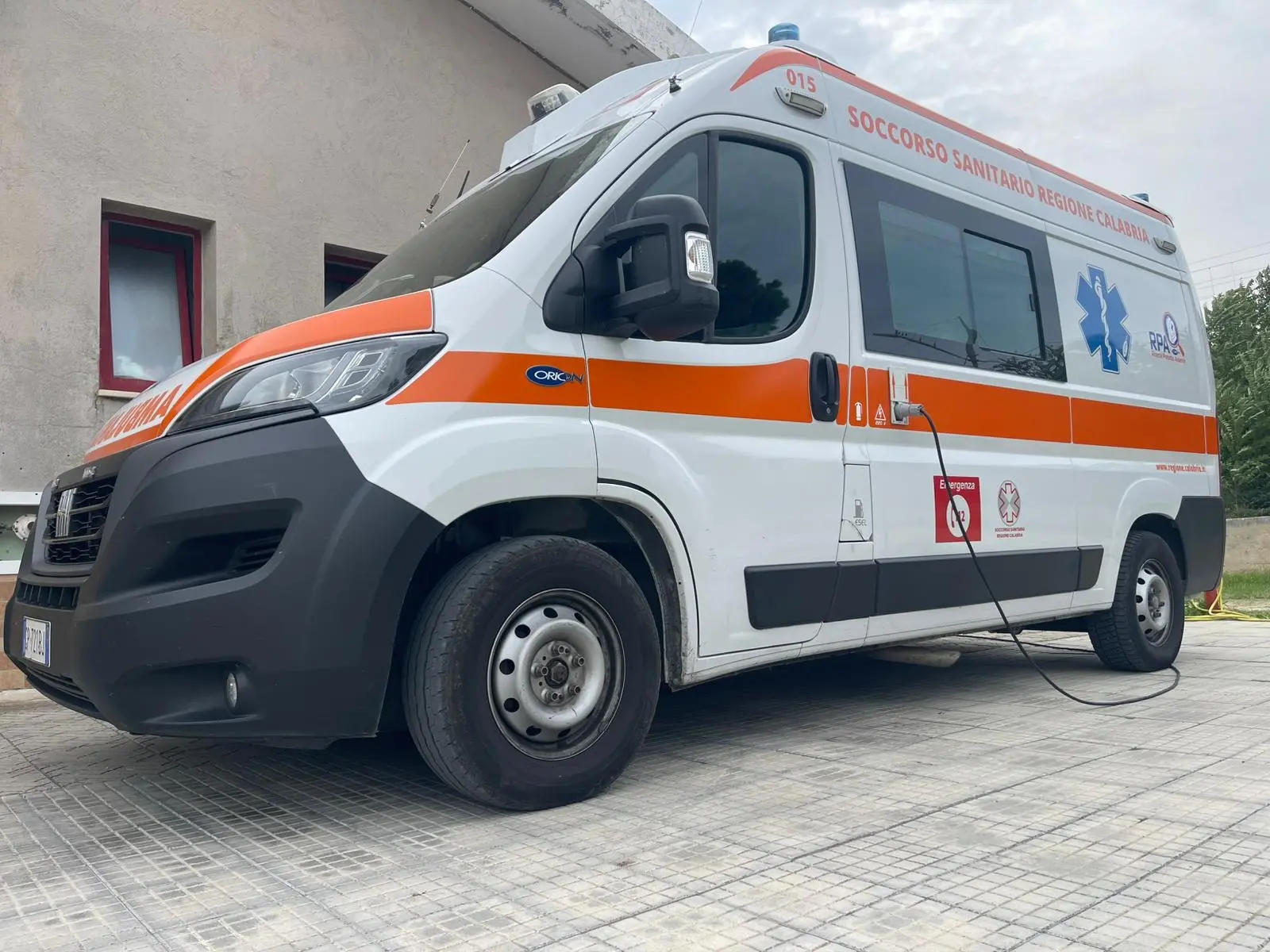Paola, donna in shock anafilattico nel parcheggio del Santuario. Ambulanza del 118 (senza medico) le salva la vita