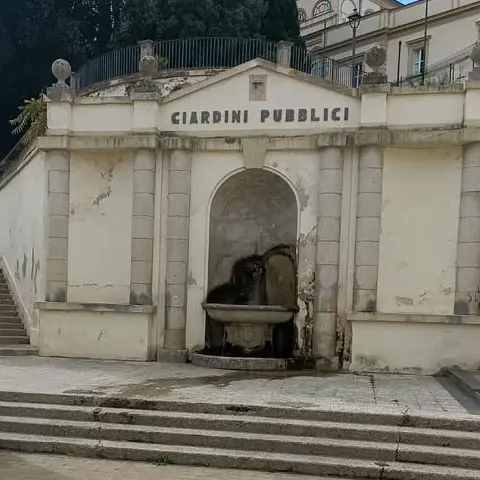 Cosenza, ingresso della Villa Vecchia versa in condizione di degrado