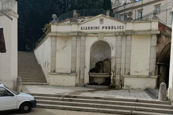 Cosenza, ingresso della Villa Vecchia versa in condizione di degrado