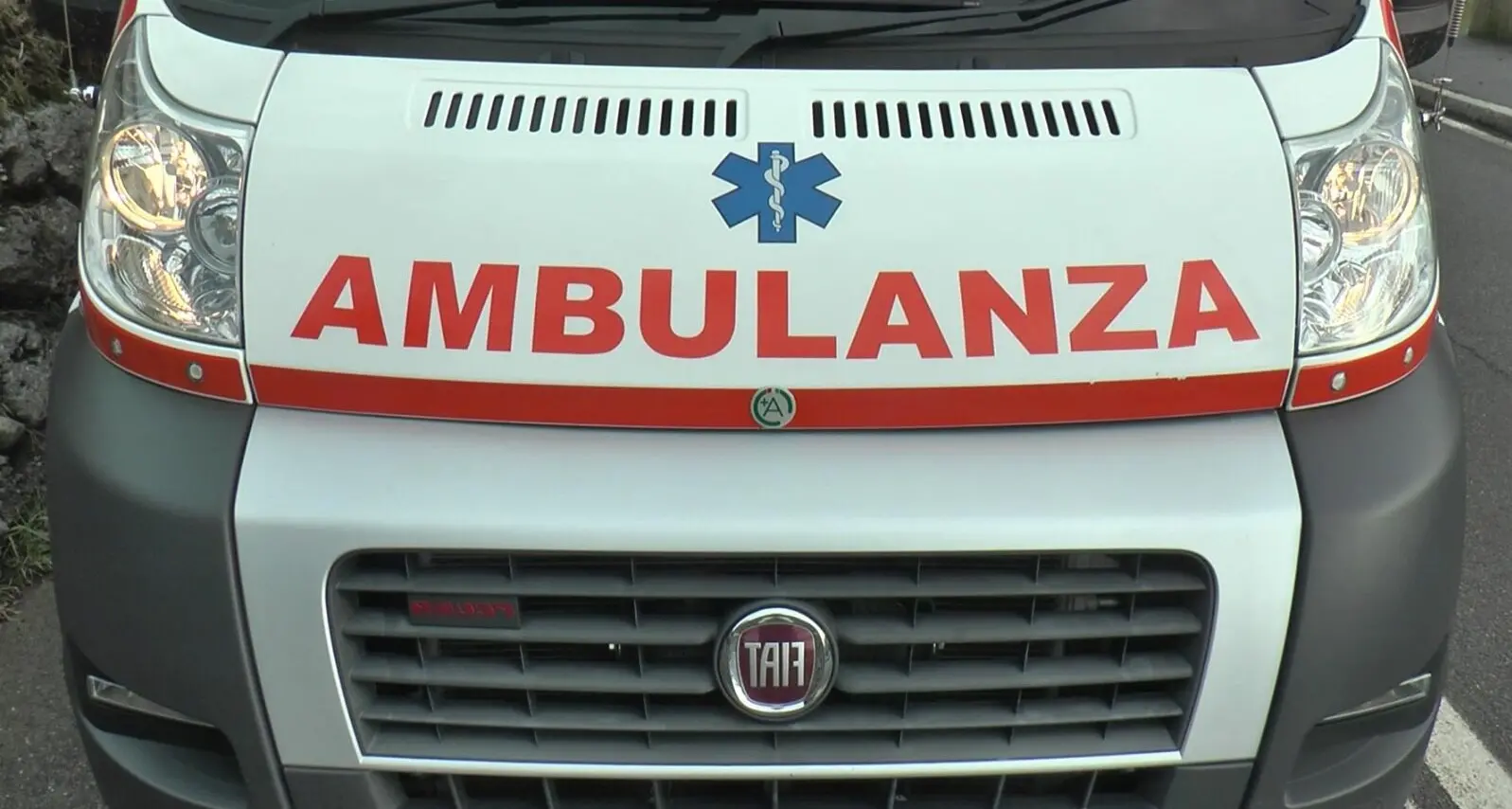 Incidente\u00A0sul lavoro a Corigliano Rossano, cade da scala mentre lavora il ferro: muore 56enne