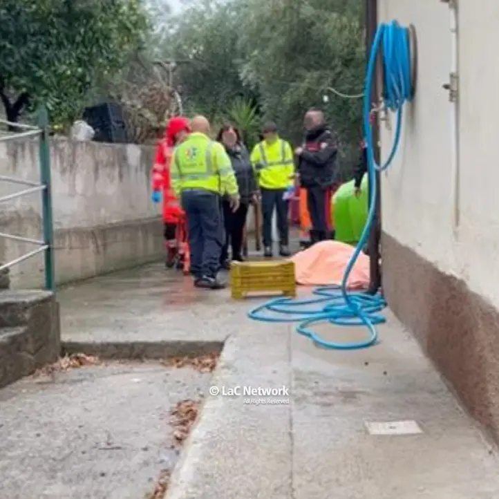 Incidente\u00A0sul lavoro a Corigliano Rossano, cade da scala mentre lavora il ferro: muore 56enne