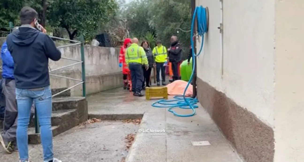 Incidente\u00A0sul lavoro a Corigliano Rossano, cade da scala mentre lavora il ferro: muore 56enne