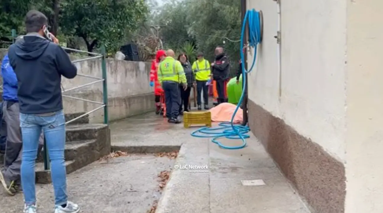 Incidente\u00A0sul lavoro a Corigliano Rossano, cade da scala mentre lavora il ferro: muore 56enne