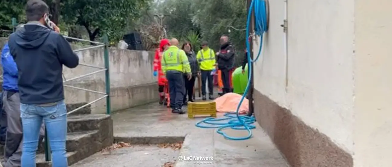 Incidente\u00A0sul lavoro a Corigliano Rossano, cade da scala mentre lavora il ferro: muore 56enne