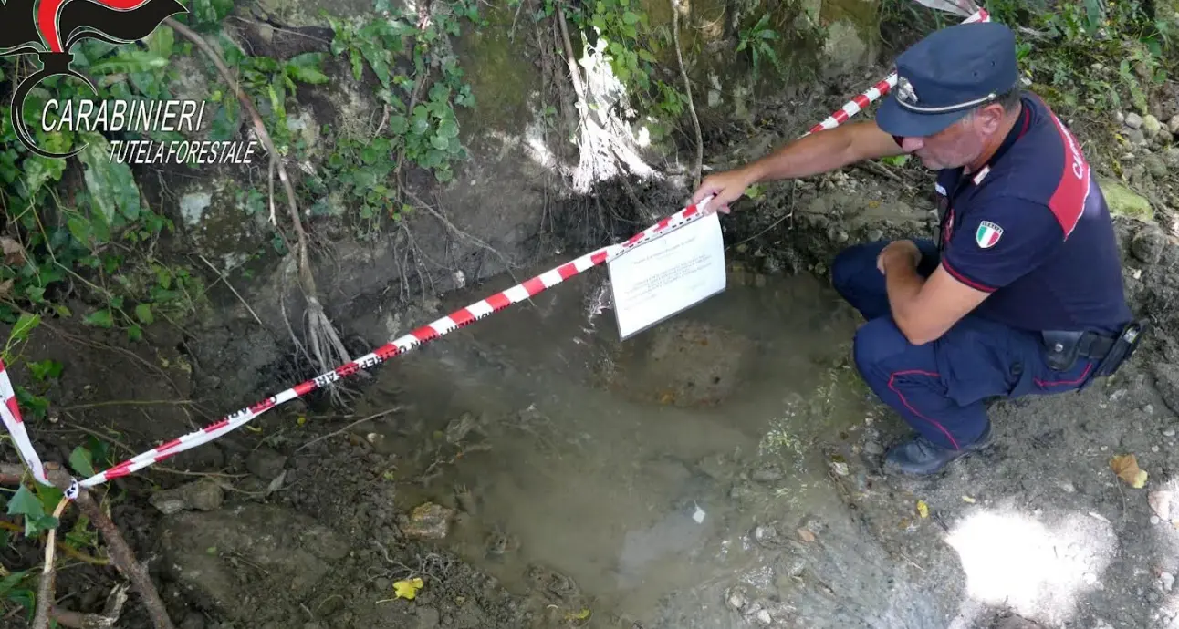 Scarico abusivo nel torrente Peschiera a Falconara Albanese, denunciato responsabile tecnico comunale\n