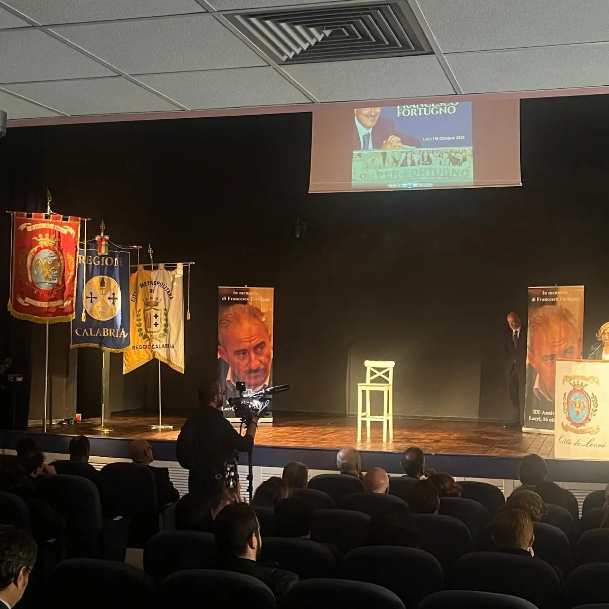 Locri “abbraccia” Francesco Fortugno, Maria Grazia Laganà: «Un delitto non è solo un caso locale. Sì faccia piena luce»\n