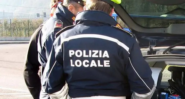 Reggio, ambulante abusivo tenta di investire gli agenti e fugge: arrestato\n