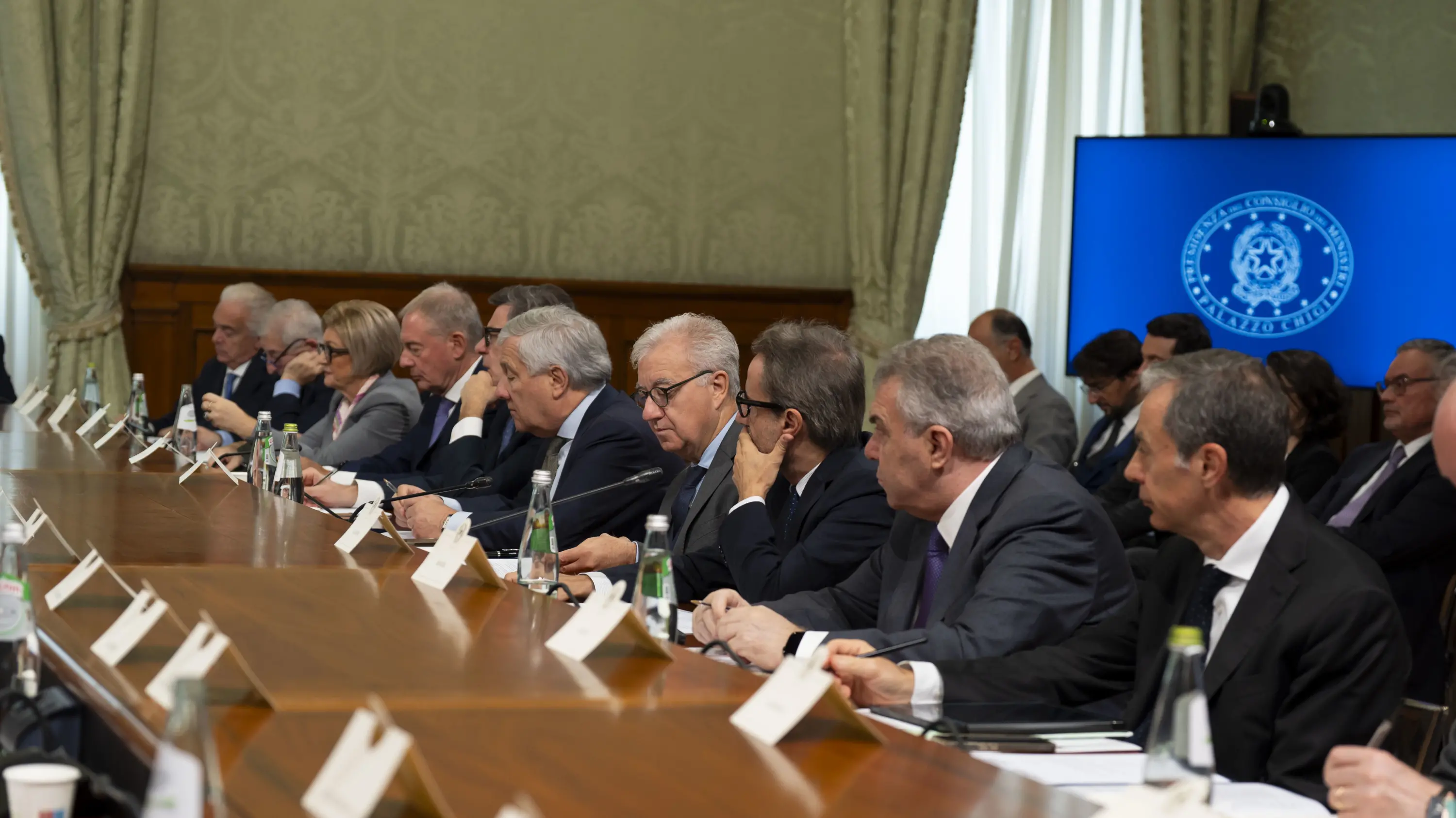 <p>Il tavolo del Governo&nbsp;alle consultazioni per la manovra finanziaria (foto: Ufficio stampa Presidenza del Consiglio dei ministri)</p>\\n