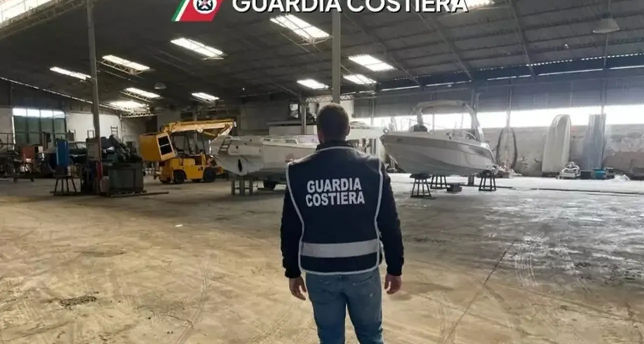 Discarica abusiva a Crotone, sequestrata un’area di 10mila metri quadrati. Irregolarità in un’attività di vendita autogru\n