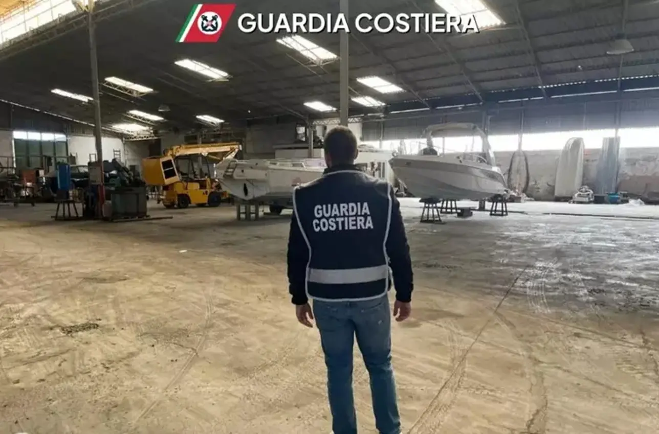 Discarica abusiva a Crotone, sequestrata un’area di 10mila metri quadrati. Irregolarità in un’attività di vendita autogru\n
