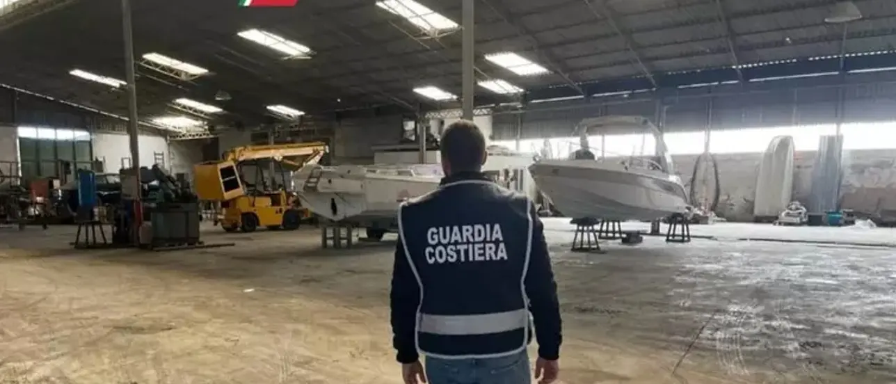 Discarica abusiva a Crotone, sequestrata un’area di 10mila metri quadrati. Irregolarità in un’attività di vendita autogru\n