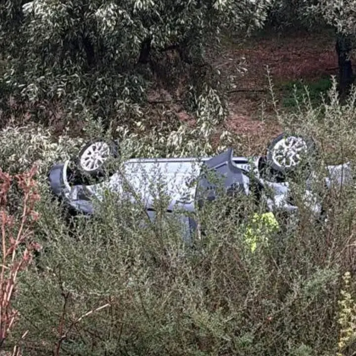 Incidente a Corigliano Rossano, auto precipita in un burrone nella notte: due feriti gravi\n