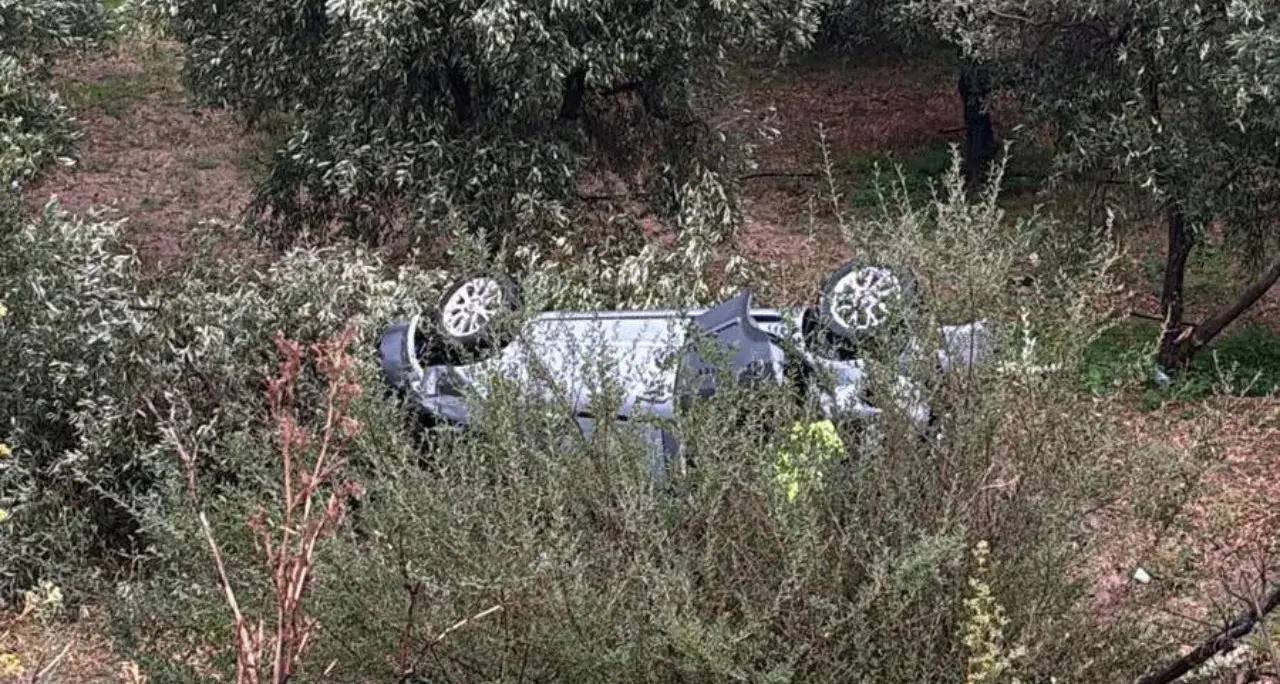 Incidente a Corigliano Rossano, auto precipita in un burrone nella notte: due feriti gravi\n