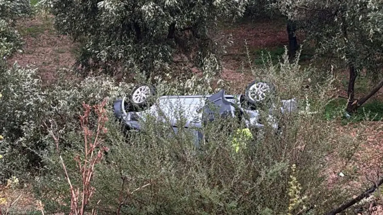 Incidente a Corigliano Rossano, auto precipita in un burrone nella notte: due feriti gravi\n