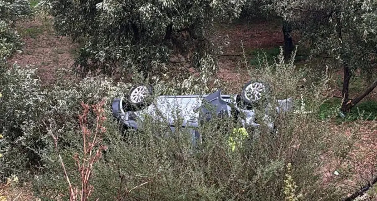 Auto precipita in un burrone a Corigliano: due feriti gravi nel cuore della notte\n