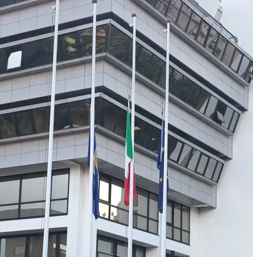 Lutto nazionale per i carabinieri uccisi a Castel D’Azzano, bandiere a mezz’asta a Palazzo Campanella\n