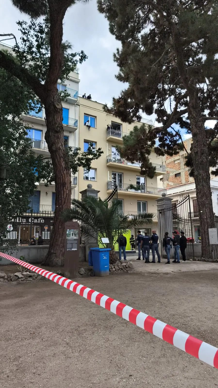 Donna minaccia di lanciarsi nel vuoto a Reggio
