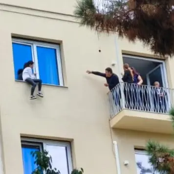 Reggio, seduta sul davanzale della finestra al quarto piano, giovane donna minaccia di lanciarsi nel vuoto –\u00A0LIVE\n