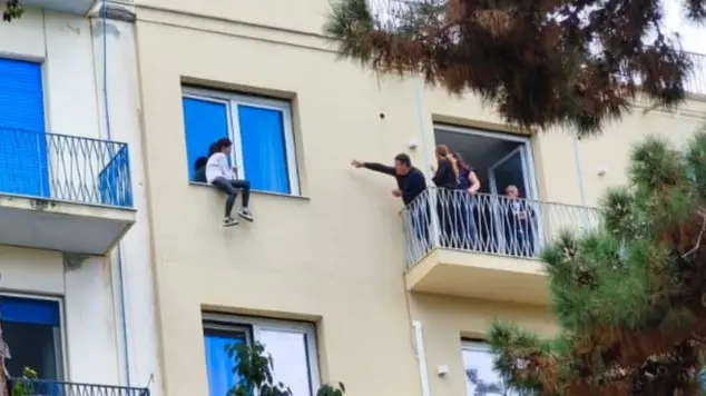 Reggio, seduta sul davanzale della finestra al quarto piano, giovane donna minaccia di lanciarsi nel vuoto –\u00A0LIVE\n