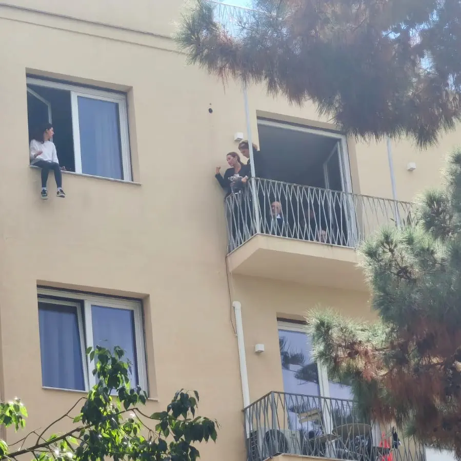 LIVE | Reggio, seduta sul davanzale della finestra al quarto piano, giovane donna minaccia di lanciarsi nel vuoto\n