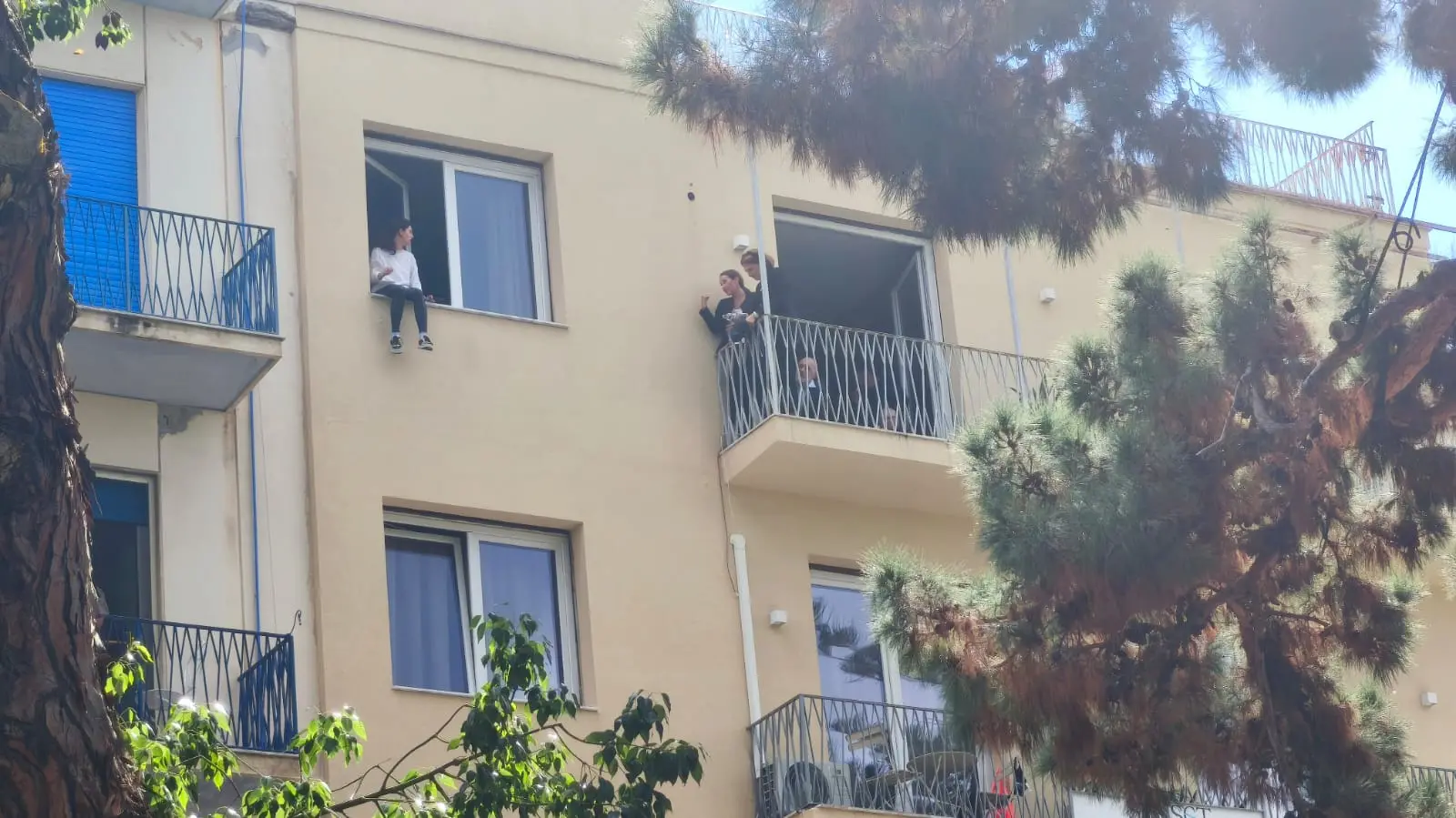 LIVE | Reggio, seduta sul davanzale della finestra al quarto piano, giovane donna minaccia di lanciarsi nel vuoto\n