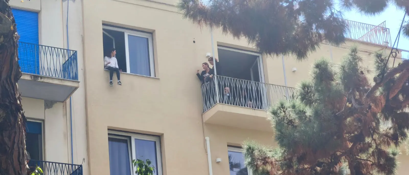 LIVE | Reggio, seduta sul davanzale della finestra al quarto piano, giovane donna minaccia di lanciarsi nel vuoto\n