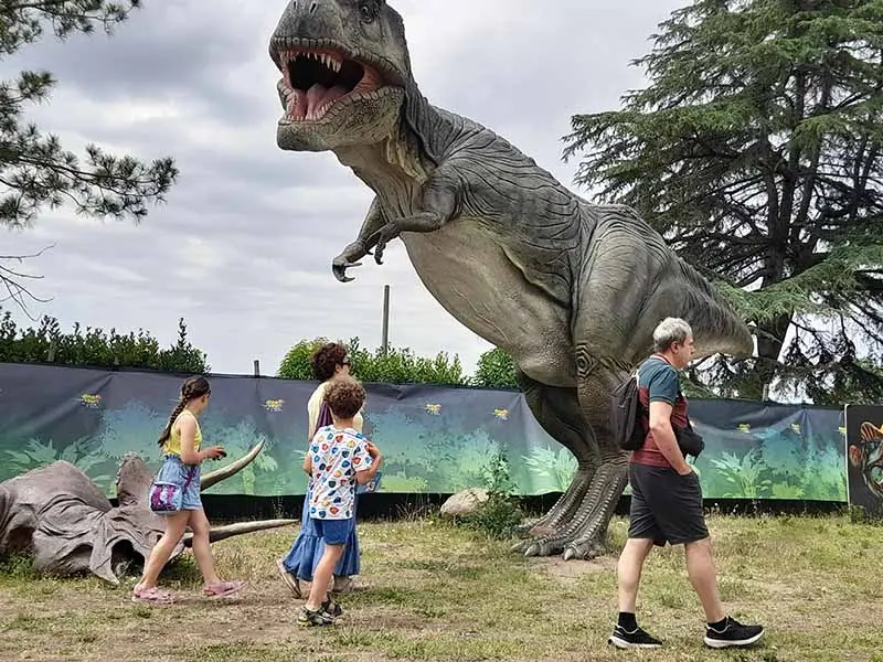 Dinosauri a Scalea, viaggio nel tempo e divertimento assicurato per grandi e piccini
